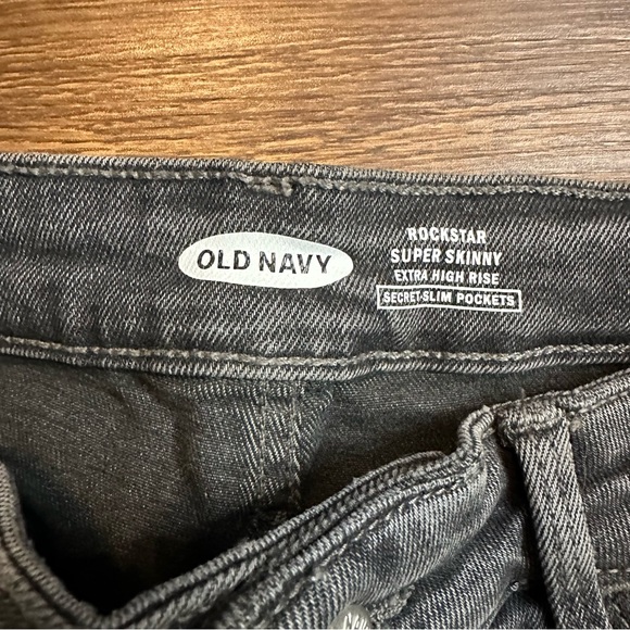 NWT Old Navy Rockstar Distressed Ripped High Rise Skinny Jeans Women’s Size 12 - Picture 2 of 5